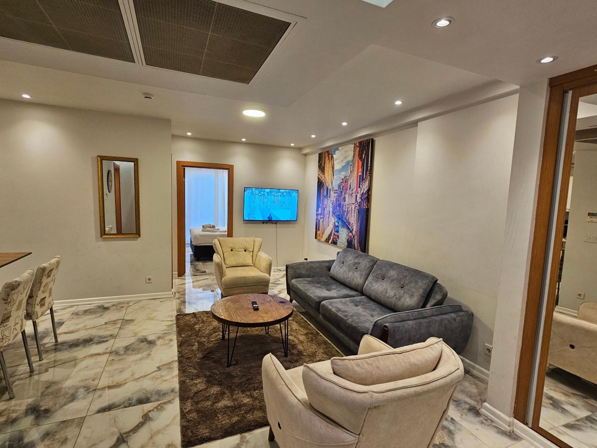 Perfect Taksim, 2 Bedroom, Pool, Gym, Sauna Apartment *